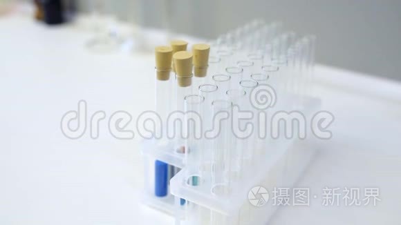 把专业实验室玻璃器皿放大视频