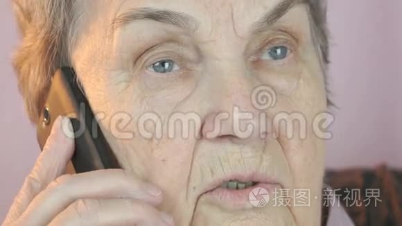 年龄大的女人在手机上认真地说话