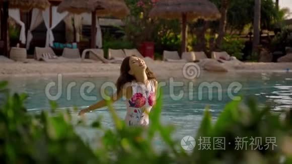 在酒店游泳池放松的漂亮女人视频
