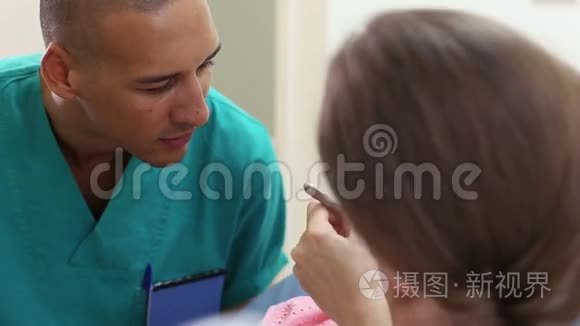 女牙医和她的助手检查一个小女孩