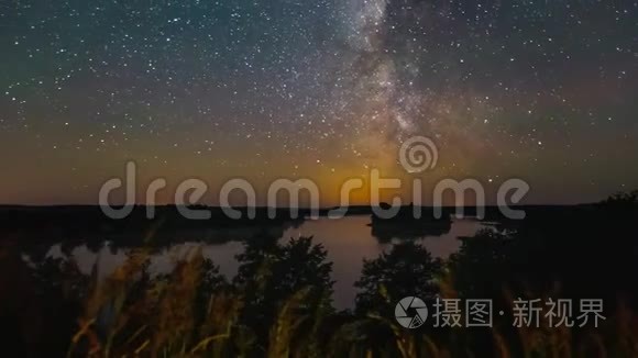 在湖边度过一个星光灿烂的夜晚视频