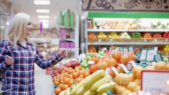 女人在超市里吃水果视频
