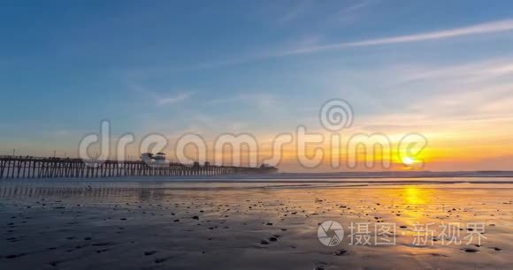 加州海滨码头在日落时