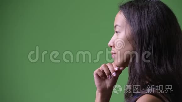 年轻美丽的多民族女商人的形象