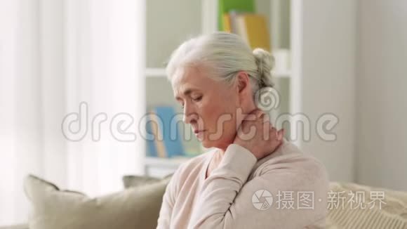 家中颈部疼痛的老年妇女视频