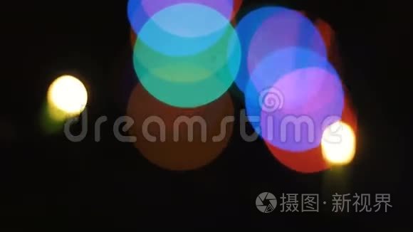 迪斯科舞厅里的五彩圣诞灯。 多色手电筒闪光灯。 红色、黄色和蓝色