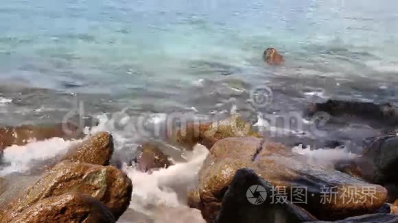 简单的冲浪清洗海岸岩石视频