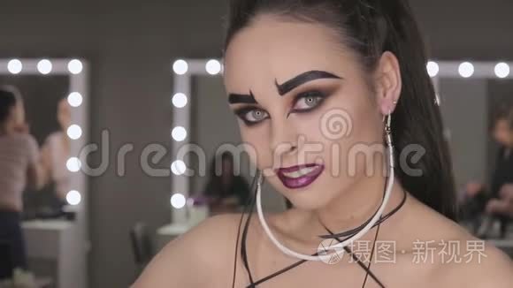 黑色眉毛的化妆女孩的艺术视频