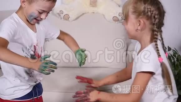 两个小朋友互相涂油漆视频