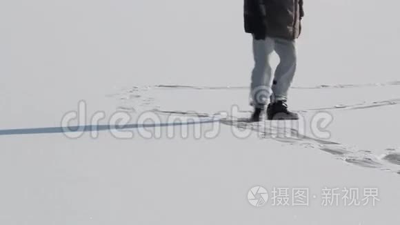 在冰冻的湖面上行走视频