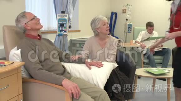 老年夫妇在化疗期间与女性医生谈话