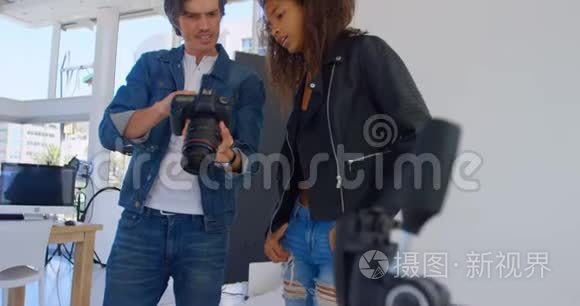 模特和摄影师互相互动视频