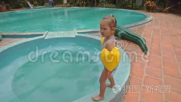 酒店玩具鳄鱼将小女孩推入泳池视频