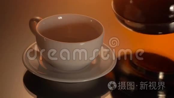 白杯热咖啡或红茶在闪亮的背景视频