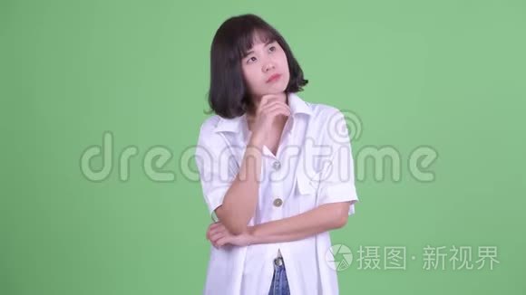 快乐的亚洲女商人思考和仰望视频