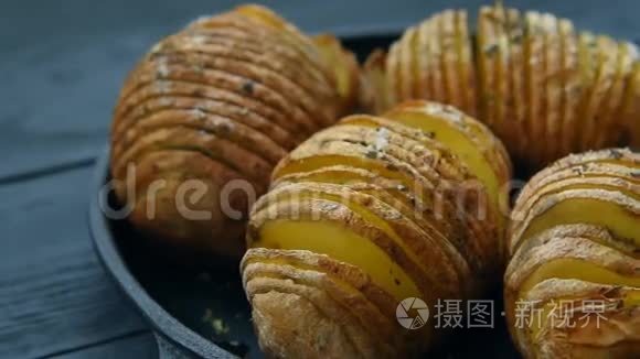 在煎锅中用培根和香料烤土豆视频