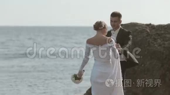 嘲笑新婚夫妇在海边跳舞视频