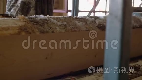 木匠用原木操作工业锯床视频
