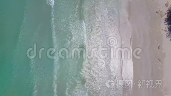 低飞在海滩上方，蓝色的海洋，美丽的海滩的空中景色