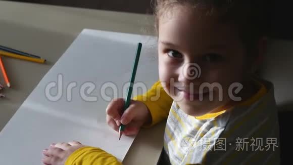 小女孩用彩色铅笔画画。4公里。