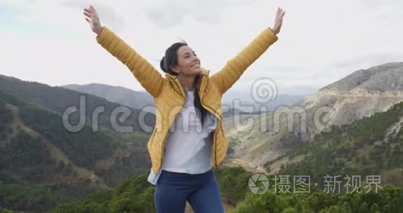 女徒步旅行者在山上欢乐视频