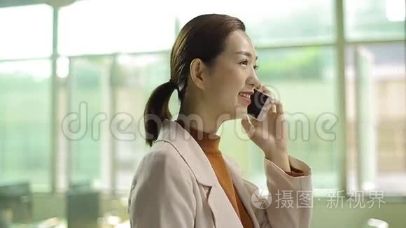 亚洲女商人用手机交谈视频
