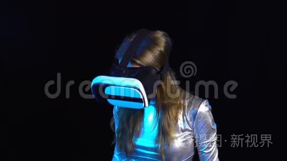 戴着虚拟现实谷歌的银色服装的网络年轻女子