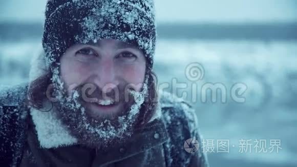 雪中带胡须的微笑男人视频