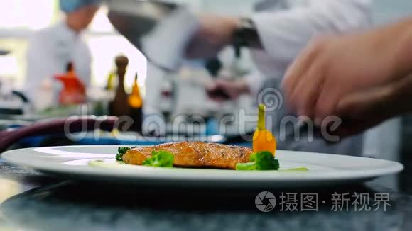 厨师在盘子里装饰鱼片视频