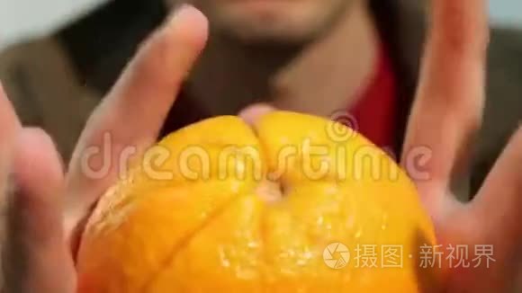 人类手中的大橘子视频