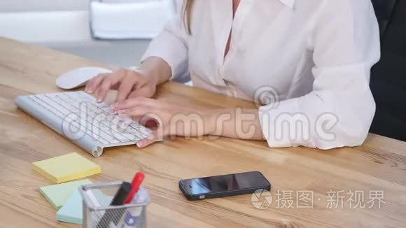 在办公室工作的漂亮年轻女人。 却找不到信息