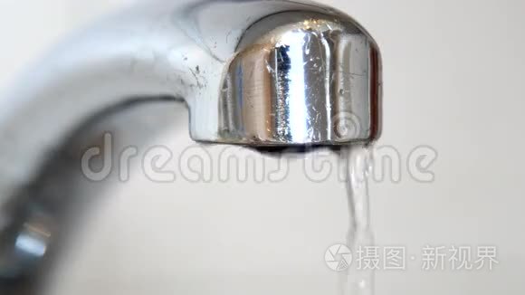 水滴从旧的水龙头掉到水槽里视频