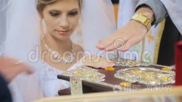 新娘在教堂宣誓结婚视频