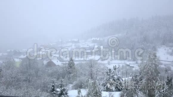 雪落在木山脚下的小村庄视频