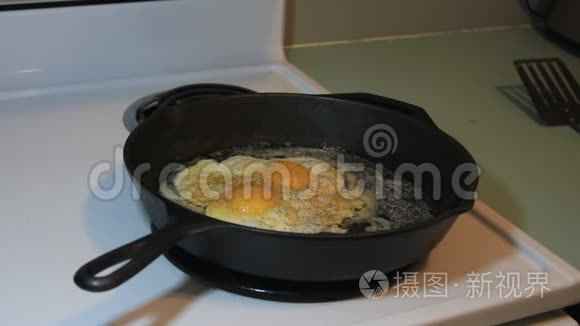 在铁锅里调味煎蛋视频