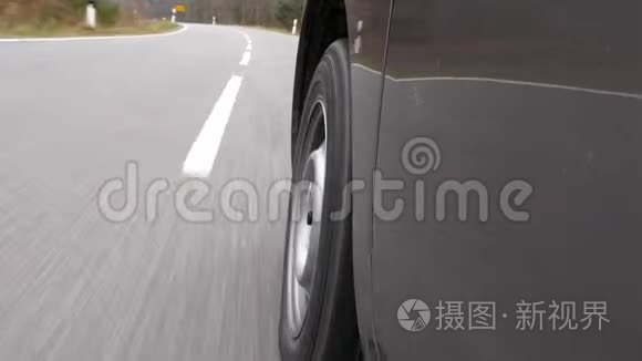 在乡间公路上行驶穿过森林-低角度视野