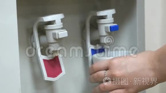 办公室安装的饮水机视频