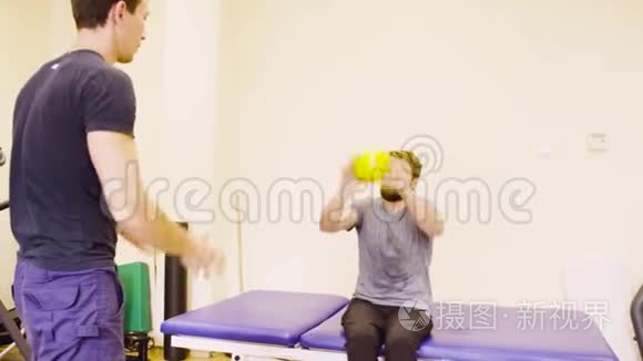 残疾人在康复中心做手操视频