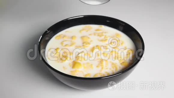 用汤匙在牛奶中捣碎玉米片视频