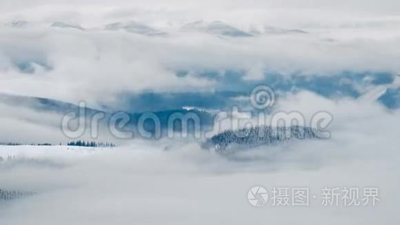 在冬天的山上流云时间流逝