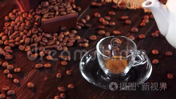 茶托小杯中可溶的黑咖啡视频