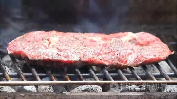 Bbq，烤架上的多汁牛排，时间流逝