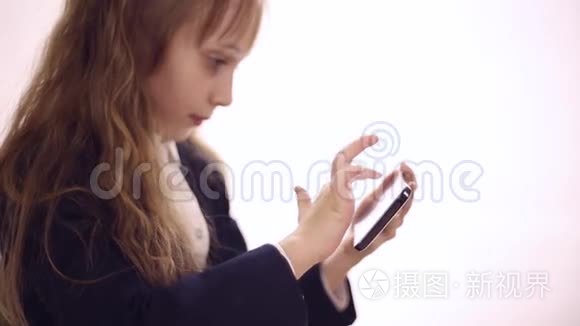 女学生用手机玩游戏视频