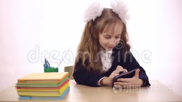 女学生用手机玩游戏视频
