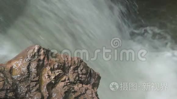 一个小瀑布和一条水流的岩石。