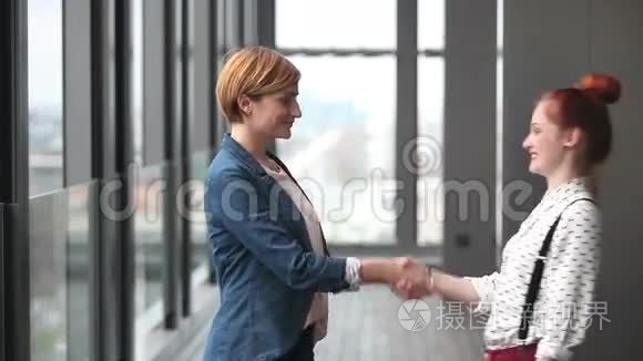 两位女广告主管握手视频