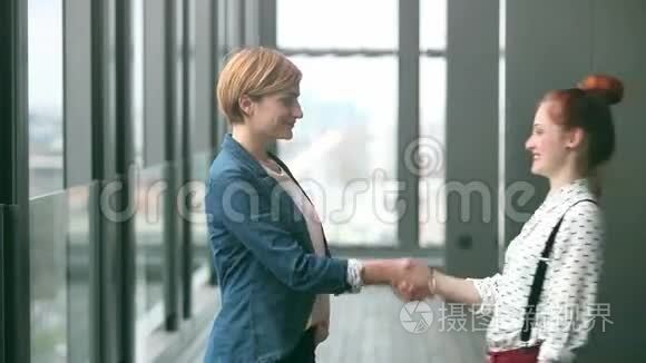 两位女广告主管握手