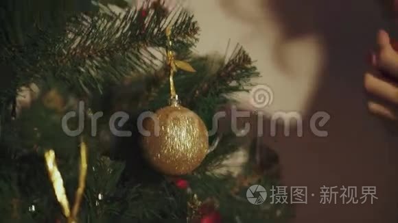 女人用手装饰圣诞树视频