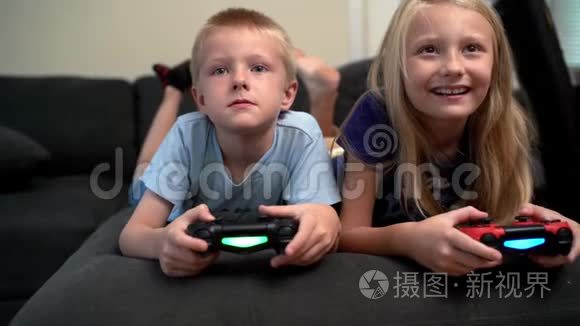 孩子们玩电子游戏视频