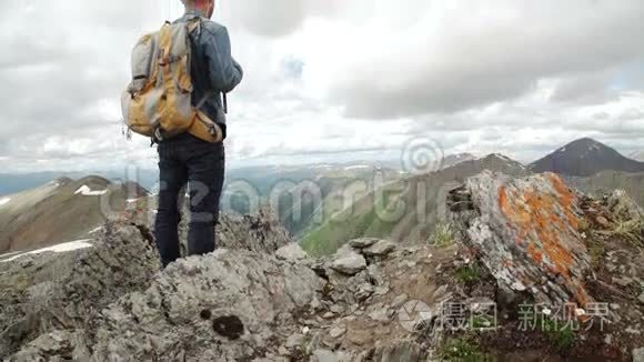 一个在巨石上背着旅行背包的人视频